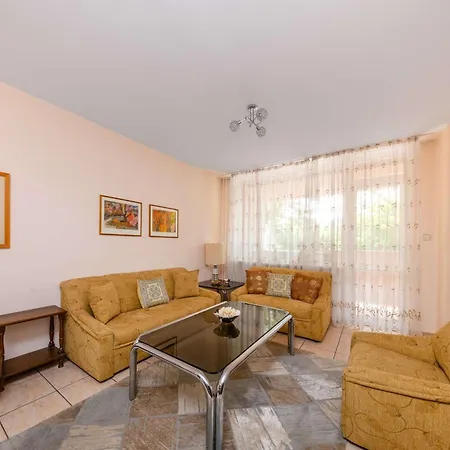 Cozy 2bd With Sunny Balcony By Flаt Mаnаger Apartman Szófia