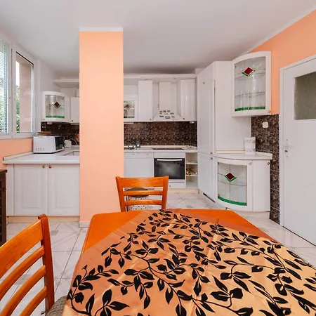 Cozy 2bd With Sunny Balcony By Flаt Mаnаger Apartman Szófia