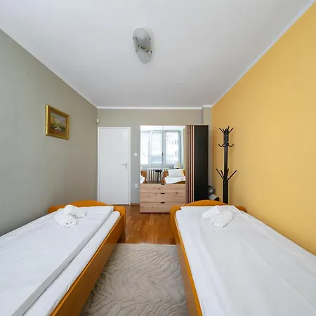 Cozy 2bd With Sunny Balcony By Flаt Mаnаger Szófia